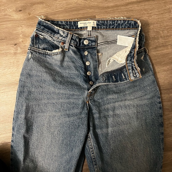 Abercrombie & Fitch High Rise Distressed Curve Love Dad Jeans - Picture 2 of 6